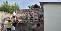 Wujud Kemanunggalan TNI, Babinsa Kademangan Bersama Warga Gotong Royong Rehab Rumah Layak Huni
