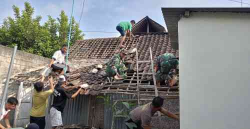01 Wujud Kemanunggalan TNI, Babinsa Kademangan Bersama Warga Gotong Royong Rehab Rumah Layak Huni