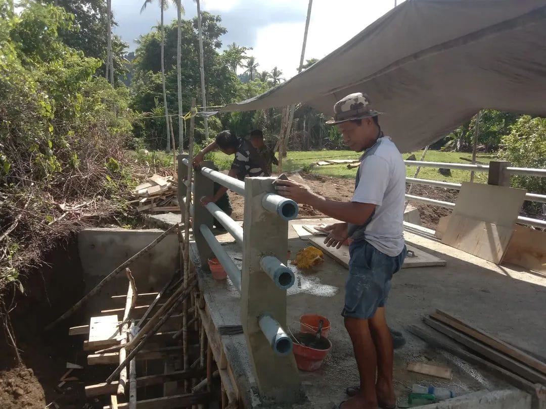 Pembangunan Jembatan Garuda Capai 85 Persen, TNI dan Warga Gotong Royong Acian Tiang Pembatas