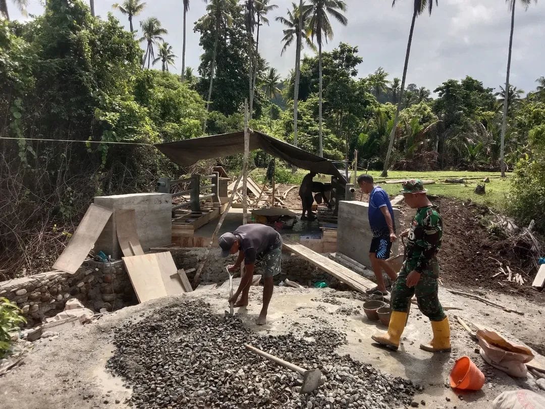 Semangat Gotong Royong, Anggota Kodim 1505/Tidore dan Warga Cor Trotoar Jembatan Garuda Demi Kenyamanan