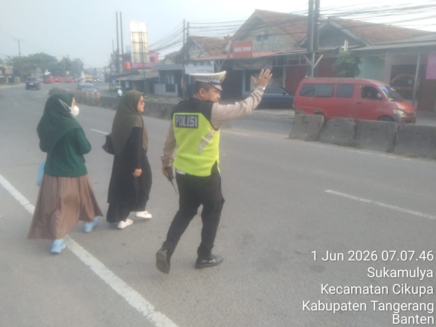 Aiptu Sapudin Laksanakan Pengaturan Lalu Lintas Pagi Hari di Pertigaan Columbus Cikupa