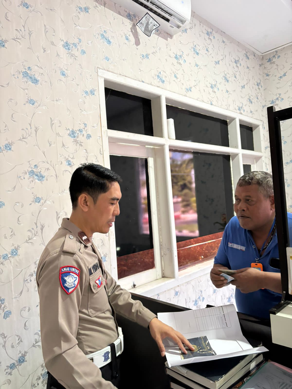Ramai Sejak Pagi, Warga Tuban Serbu Polantas Tuban untuk Tanya SIM, STNK, dan BPKB