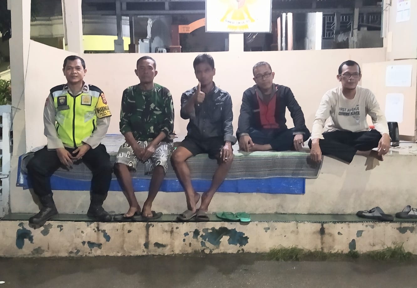 Bhabinkamtibmas Desa Pasir Jaya Sambangi Pos Kamling, Ajak Warga Tingkatkan Kewaspadaan Lingkungan