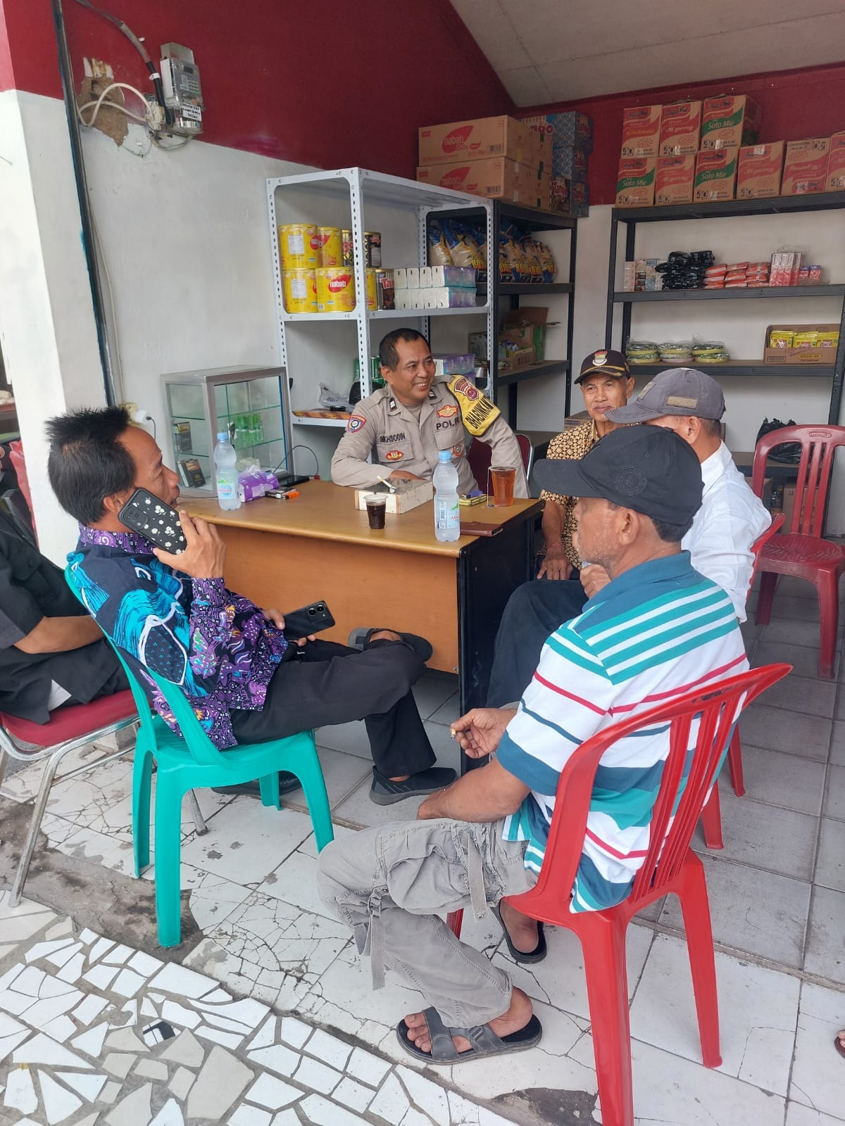 Warung Bhabinkamtibmas, Aiptu Mukhsodin Serap Aspirasi Warga di Desa Sukadamai