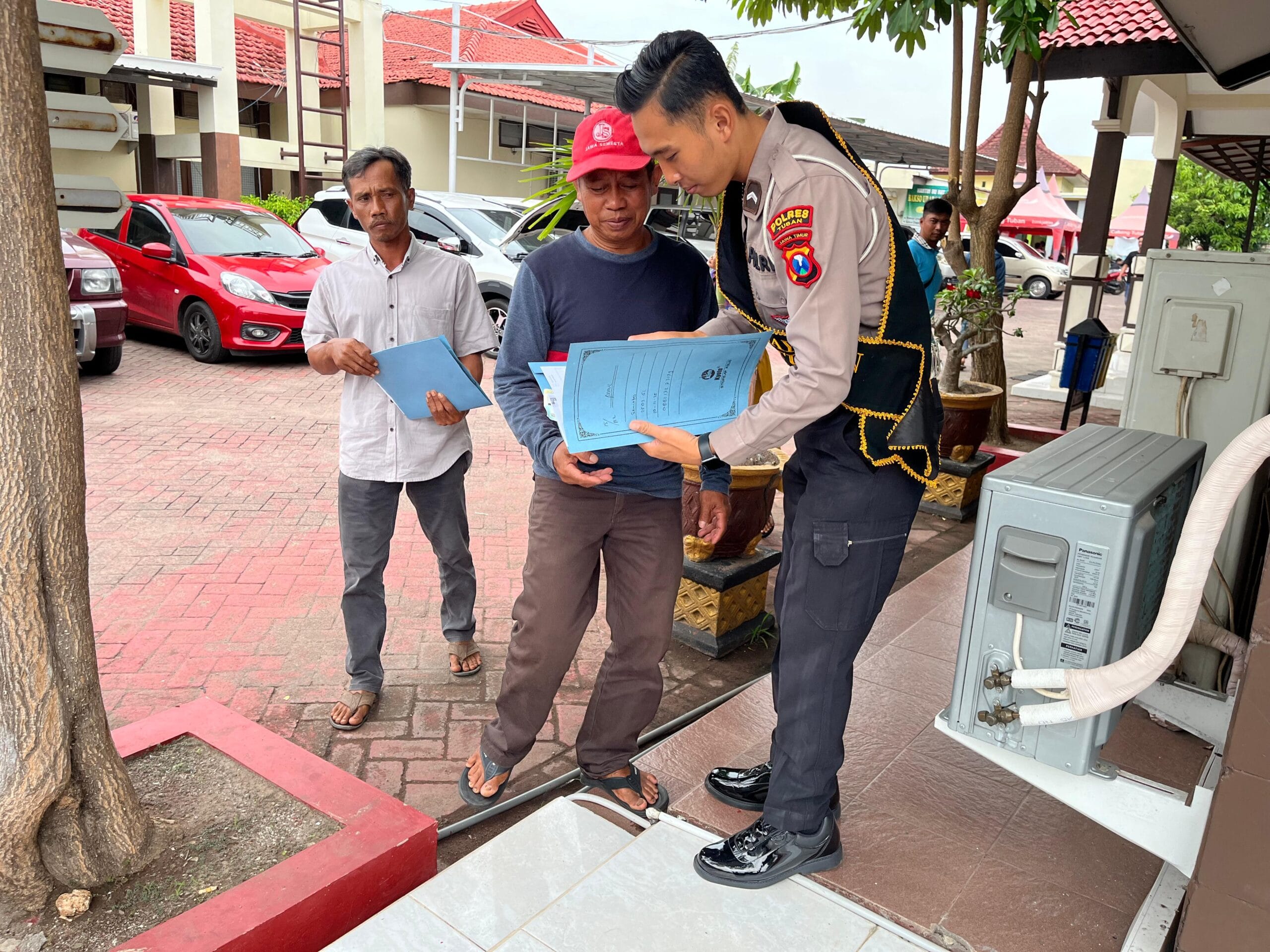 Polantas Tuban Ubah Pinggir Jalan Jadi Ruang Konsultasi SIM dan BPKB, Warga Berdatangan