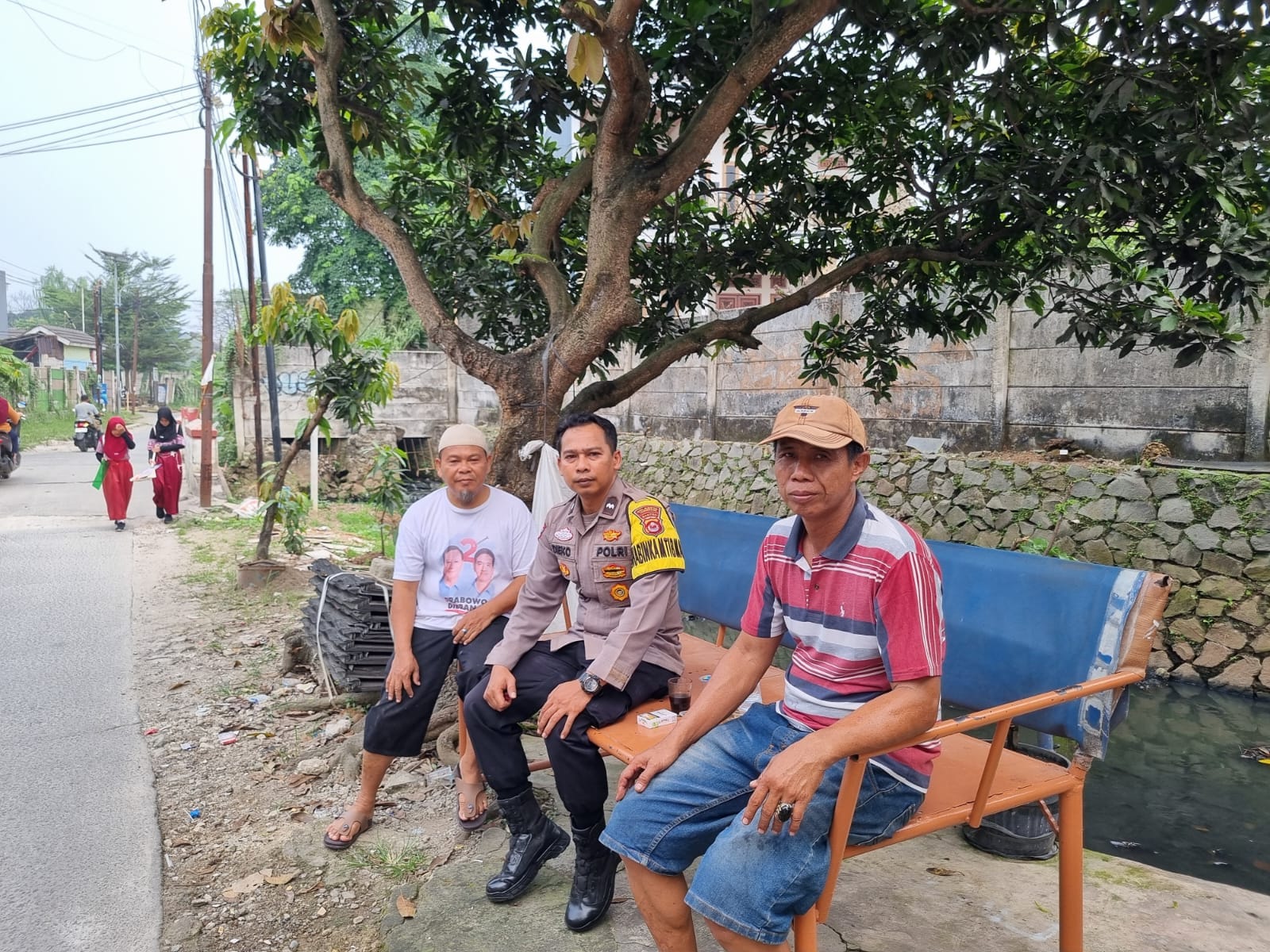 Dua Bhabinkamtibmas Polsek Cikupa Sambangi Warga Pasir Gadung, Perkuat Sinergi Kamtibmas