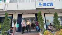 Bhabinkamtibmas Desa Bojong Sambangi Petugas Keamanan Bank, Sosialisasikan Layanan Polisi 110