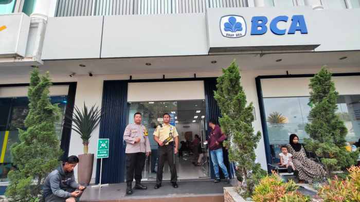 Bhabinkamtibmas Desa Bojong Sambangi Petugas Keamanan Bank, Sosialisasikan Layanan Polisi 110