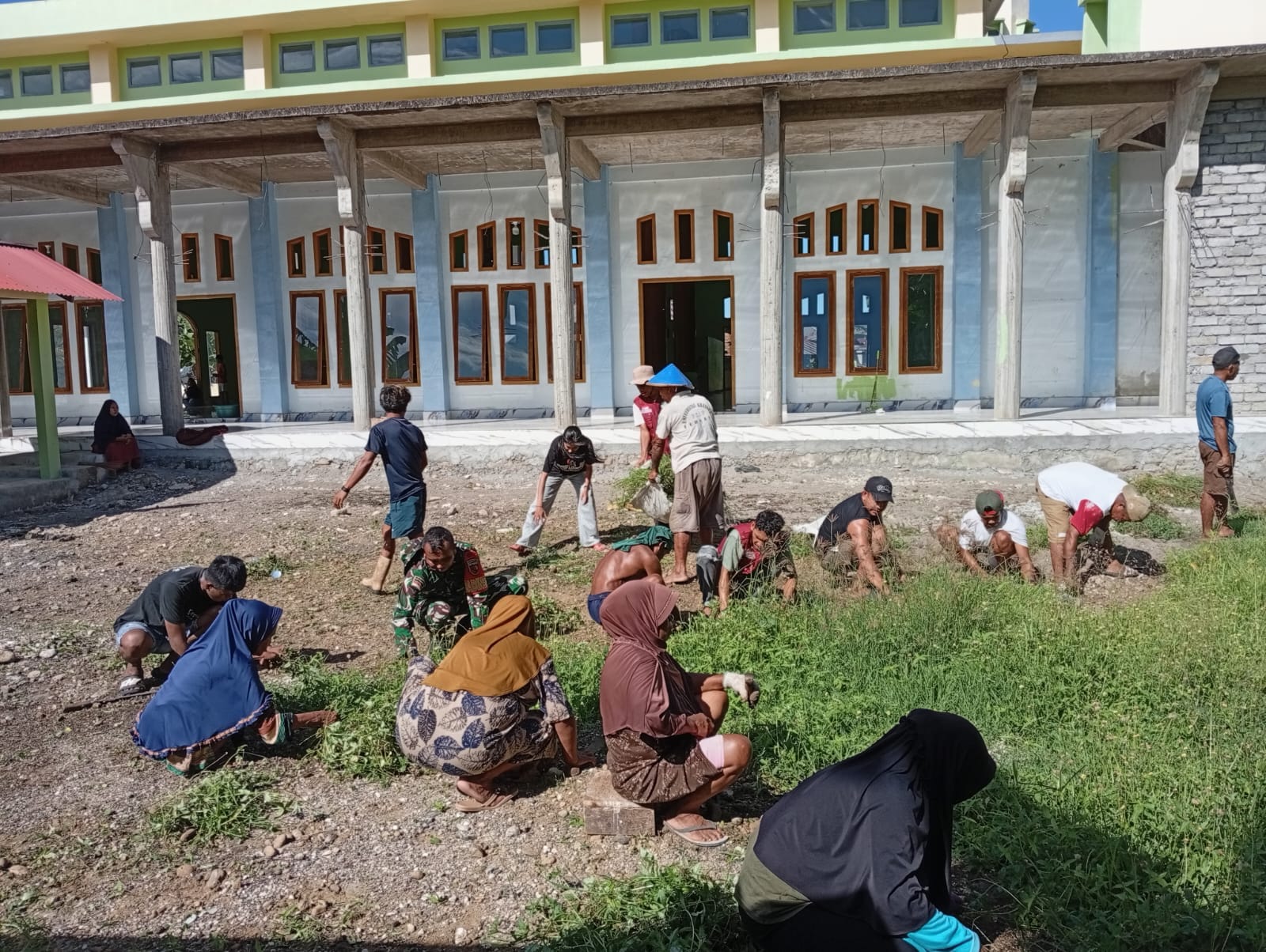 Melalui Jum'at Berkah, Koramil 1505-04/Oba Ajak Pelajar Peduli Kebersihan Masjid