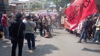 Aksi Berlanjut ke KPK, Massa Tinggalkan Kantor Bea Cukai Setelah Bakar Ban dan Layangkan Tiga Tuntutan