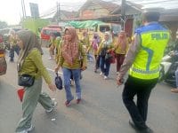 Personel Polsek Cikupa Laksanakan PECAK Sore Hari, Wujudkan Kelancaran Arus Lalu Lintas di Jam Sibuk