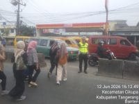Personel Polsek Cikupa Laksanakan Pengaturan Lalu Lintas Sore Hari, Wujudkan Kamseltibcar Lantas yang Kondusif