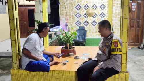 Bhabinkamtibmas Desa Bojong Sambangi Pos Satkamling, Perkuat Sinergitas dengan Warga