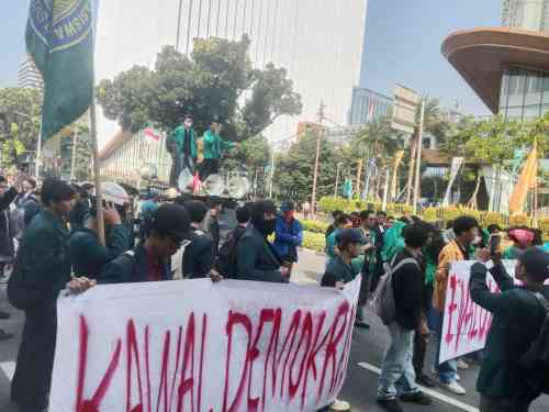 IMG-20260619-WA0045 Aksi di Depan Danareksa Memanas, Mahasiswa Sentil Tata Kelola Program MBG