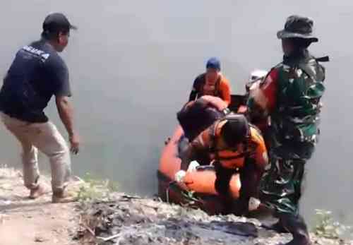 Babinsa Koramil Padangan Bojonegoro, Bantu Pencarian Korban Tenggelam di Sungai Bengawan Solo
