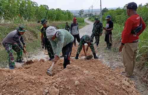Babinsa Bubulan Bojonegoro dan Warga Kompak Perbaiki Jalan Dusun Maor