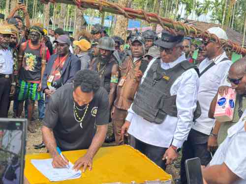 IMG-20260624-WA0017 Dandim 1710/Mimika Ajak Warga Jaga Persaudaraan dalam Prosesi Perdamaian Perang Suku di Kwamki Narama