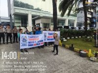 Spanduk Panas di Depan BGN RI: “Copot Kepala, Lanjutkan Program MBG”