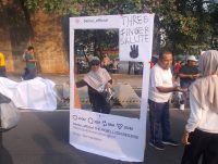 “Indonesia Bangkrut” Menggema di CFD, Aksi BEM UI Sita Perhatian Warga