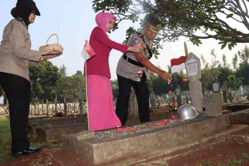 Jelang Hari Bhayangkara, Polresta Tangerang Teladani Semangat Juang dengan Ziarah di Taman Makam Pahlawan