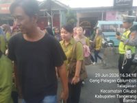 Aiptu Sapudin Hadir Atur Lalu Lintas Sore, Arus Kendaraan di Pertigaan Columbus Cikupa Tetap Lancar