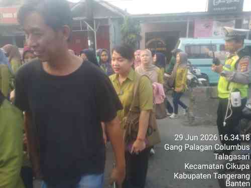 Aiptu Sapudin Hadir Atur Lalu Lintas Sore, Arus Kendaraan di Pertigaan Columbus Cikupa Tetap Lancar