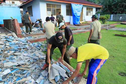 IMG_5810 Jum’at Berkah Penuh Pahala, Personil Kodim 1505/Tidore Bersama Warga Bersihkan Puing Atap Masjid