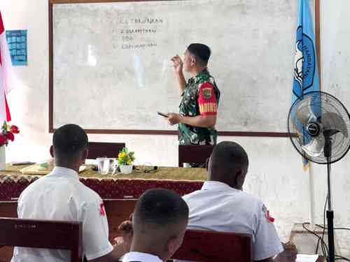 WhatsApp Image 2026-06-23 at 14.13.31 (2) Babinsa Koramil Timika Beri Pembekalan kepada Siswa-Siswi Baru SMA Taruna Timika
