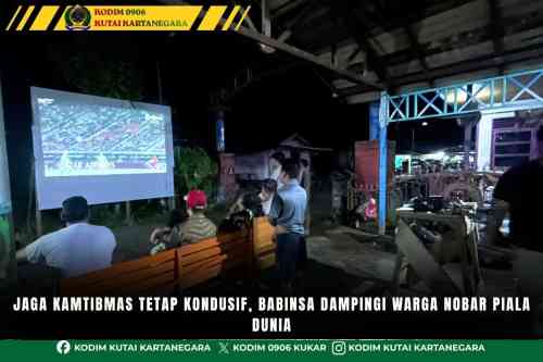 foto website (35) Jaga Kamtibmas Tetap Kondusif, Babinsa Dampingi Warga Nobar Piala Dunia