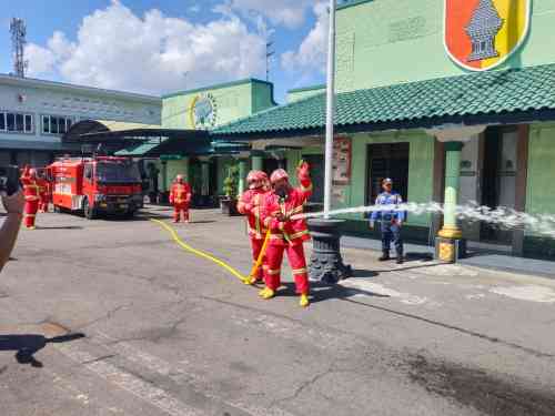 01 Sinergi Kodim 0808/Blitar Dan Damkar Kota Blitar Gelar Pelatihan Pengoperasian Truk Serta Mitigasi Kebakaran