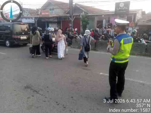 IMG-20260703-WA0020 Aiptu Asep Kusheri Atur Arus Lalu Lintas Pagi, Wujudkan Kelancaran Aktivitas Warga di Cikupa