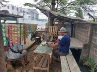 Bhabinkamtibmas Desa Sukadamai Sambangi Warung Warga, Perkuat Kedekatan dan Sampaikan Pesan Kamtibmas