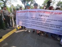 Aksi di Balai Kota, Warga Tuntut Ganti Rugi Penggusuran Segera Dibayar