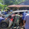 Aksi Cepat Babinsa Kodim 1505/Tidore Bersama Warga Evakuasi Mobil Kecelakaan
