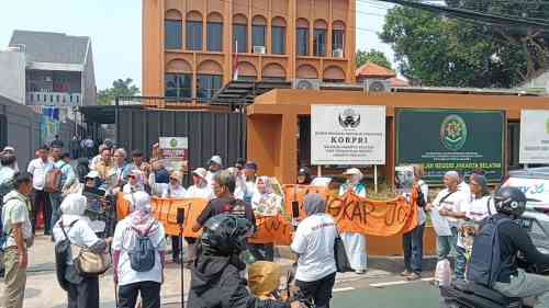 IMG-20260707-WA0070 Aksi Damai Pendukung Roy Suryo Berakhir, Massa Lanjut Saksikan Sidang Praperadilan
