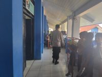 Bhabinkamtibmas Kelurahan Sukamulya Pantau Masa Pengenalan Murid Baru di SMPN 2 Cikupa