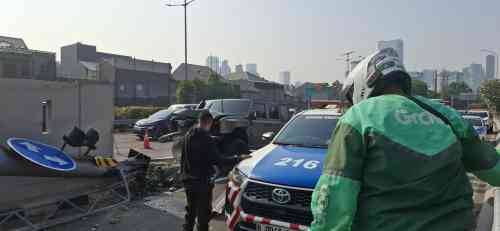 IMG-20260709-WA0062 Tabrak Tiang Penunjuk Arah, Mobil Dinas TNI AD Diderek ke Unit Lakalantas Pancoran