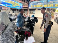 Layanan Humanis Polantas Tuban, Warga Konsultasi SIM, STNK dan BPKB Sambil Beraktivitas