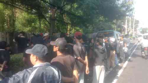 Aksi Mahasiswa dan Pemuda Anti Korupsi Warnai Kawasan Polda Metro Jaya hingga KPK