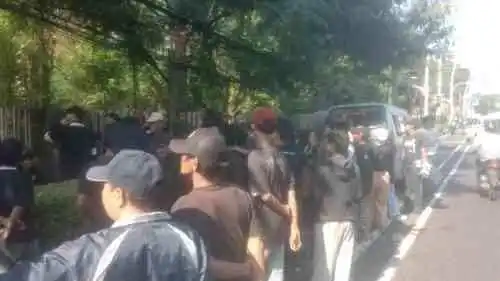 Aksi Mahasiswa dan Pemuda Anti Korupsi Warnai Kawasan Polda Metro Jaya hingga KPK