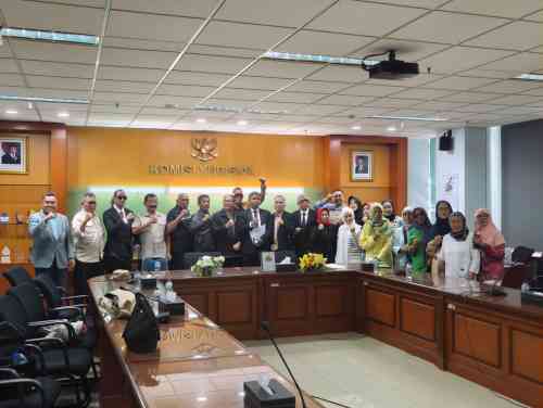 Datangi Kantor KY, Tim Advokasi Serahkan Permohonan Pengawasan Sidang Ijazah Jokowi