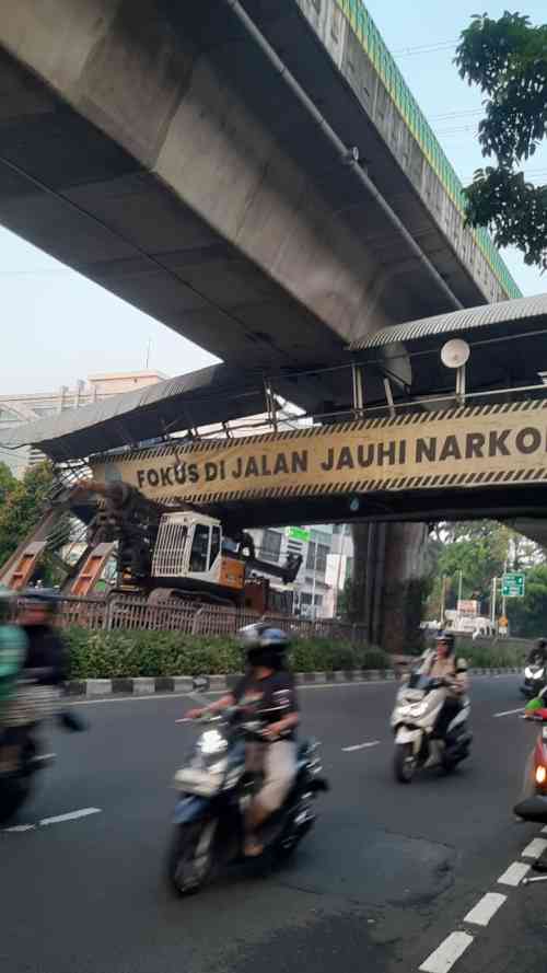 Truk Angkut Crane Nyangkut di JPO Kapten Tendean, Polisi Ungkap Dugaan Penyebab Kecelakaan