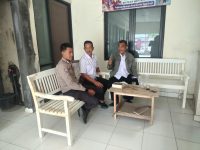 Bhabinkamtibmas Desa Cibadak Intensifkan Cooling System di Kantor Desa, Perkuat Sinergi Ciptakan Kamtibmas Kondusif