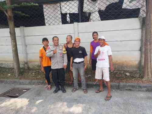 Bhabinkamtibmas Polsek Cikupa Berikan Motivasi Warga Melalui Program Polisi Peduli Pengangguran di Desa Sukadamai