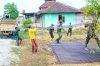 IMG-20260723-WA0010 Percepat Pembangunan Jalan Cor Beton: Satgas TMMD 129 Bojonegoro dan Warga Gotong Royong Turunkan Material Besi