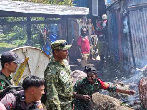WhatsApp Image 2026-07-02 at 13.58.41 Kodim 1714/Puncak Jaya Reaksi Cepat Bantu Pemadaman Kebakaran di Kota Mulia