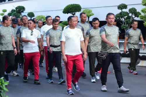 WhatsApp Image 2026-07-10 at 20.16.59 Panglima TNI dan Kasad Perkuat Soliditas Melalui Olahraga Bersama Prajurit