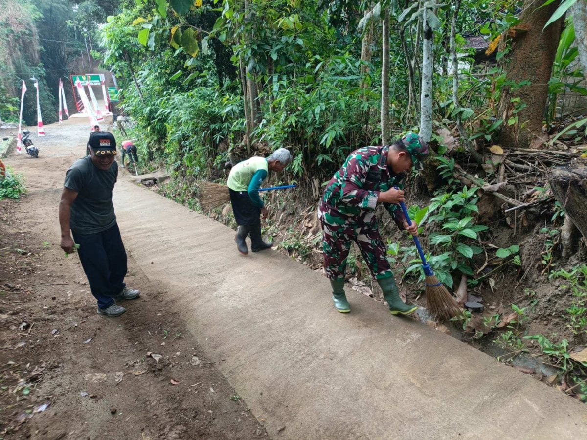 Ciptakan Lingkungan Bersih dan Sehat, Serda Suhartono Bersama Warga Banggle Gelar Kerja Bakti