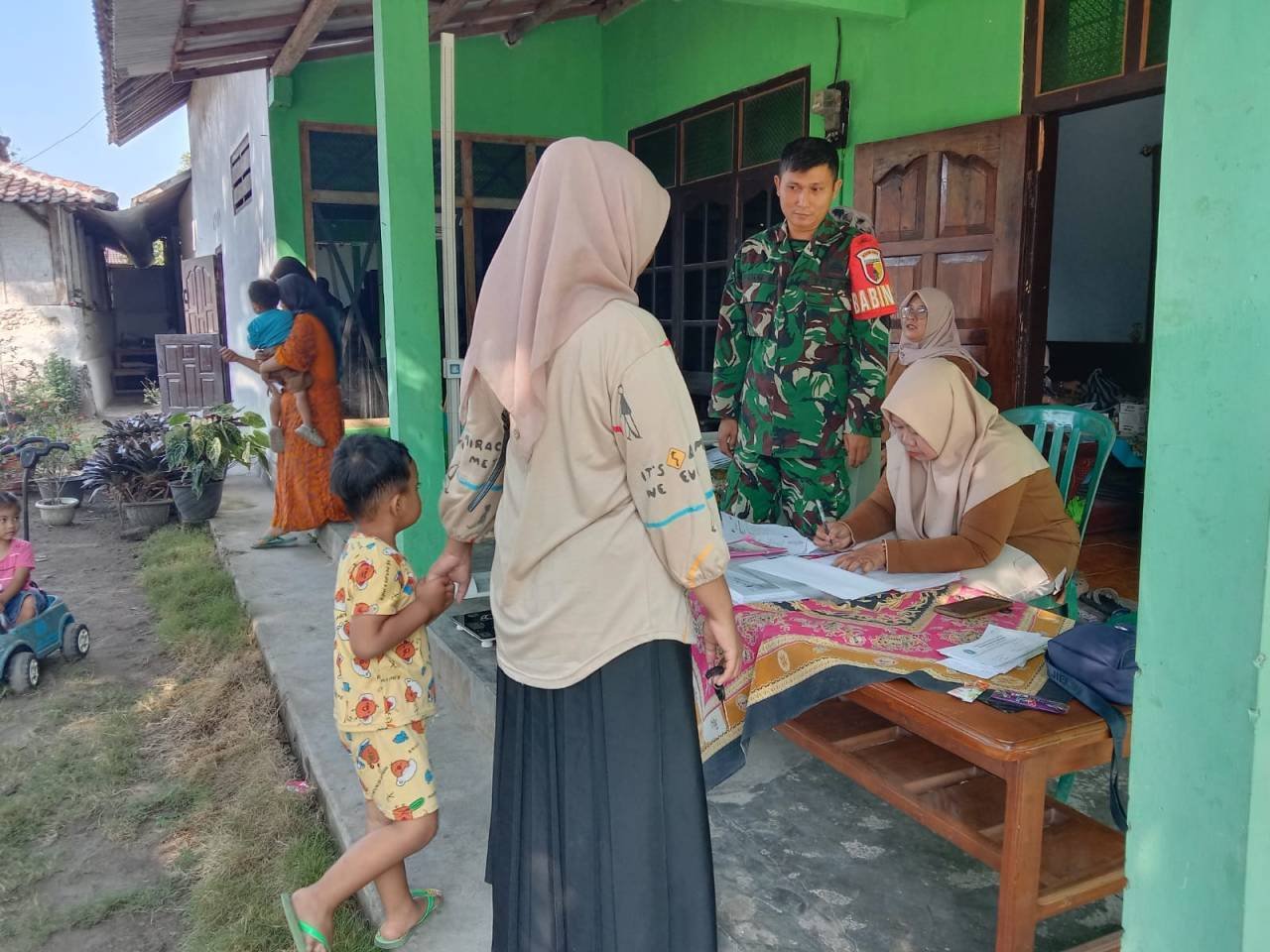 02 Tingkatkan Kesehatan Anak Dan Cegah Stunting, Serda Fiyan Setyadi Dampingi Posyandu ILP Di Desa Kebon Agung