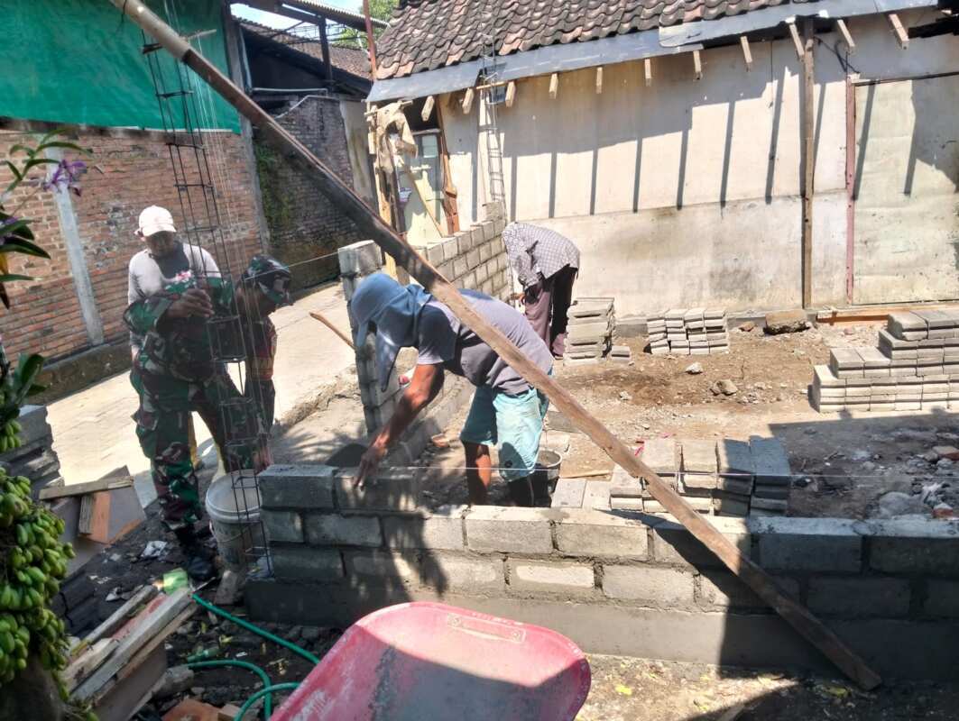 02 Tingkatkan Kualitas Hidup Warga, Kopka Slamet Prasetiyo Dampingi Renovasi RTLH Dan MCK Di Pakunden
